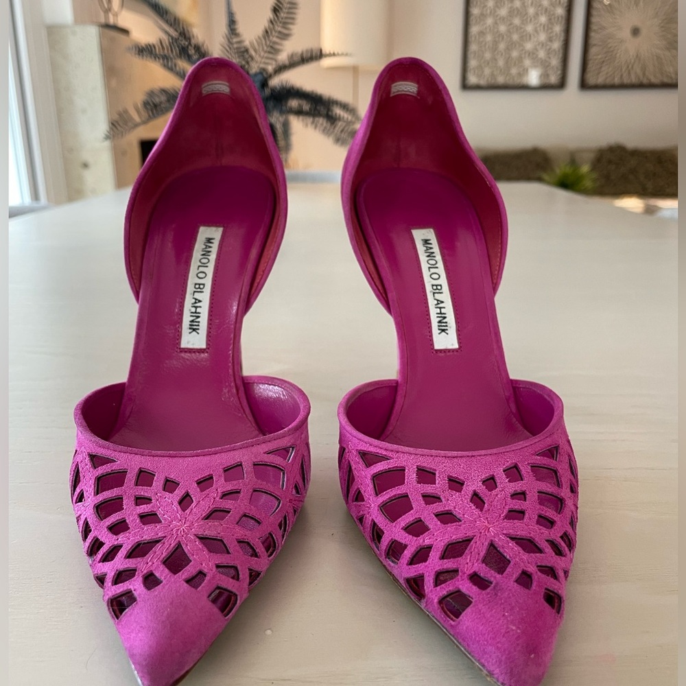 Manolo Blahnik D’Orsay Pump Pink Suede Laser Cut Size 38.5 (fits like 8.5-9)